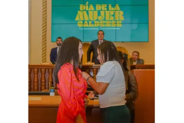 Yarledy Ortiz, docente de Ciencias Sociales, recibiendo la medalla de honor.