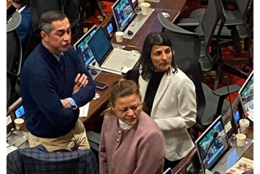 Wilder Escobar, representante a la Cámara por Caldas, conversó varios minutos con la ministra de Minas y Energía, Irene Vélez, durante el debate de moción de censura contra el canciller Álvaro Leyva.