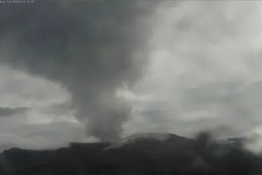 Volcán Nevado del Ruiz este viernes visto desde la cámara de monitoreo en el sector del Cisne. 