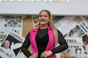 Dora Libia, cantante de música popular, en su visita a LA PATRIA. 