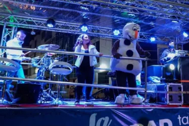 En la imagen aparece una de las caravanas navideñas del 2020 que recorrieron algunos barrios de la ciudad. 