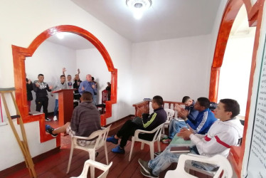 Foto | Freddy Arango | LA PATRIA La Fundación Cristiana Rescatados por su Sangre pertenece a la Iglesia Pentecostal Unida de Colombia. César Quintero dirige a diario la ceremonía con micrófono en mano, justifica el ruido porque "hay que motivar a los muchachos para que continuen con su proceso de rehabilitación".   