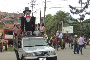 Judas es paseado por las calles de Neira hasta llegar al estadio municipal que es el sitio donde será quemado.