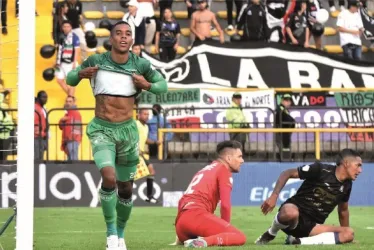 Gerardo Ortiz y Jorge Cardona, vencidos, ayer en el estadio de Techo, de Bogotá. El Once Caldas perdió 4-1 con La Equidad y es penúltimo en la tabla.