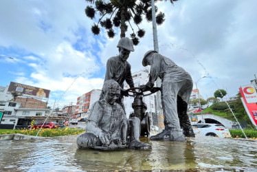 Sobre la avenida Paralela, en la calle 52, está ubicada la fuente con la escultura al Agua y al Trabajador, del artista Álvaro Londoño Villegas. Aguas de Manizales y la Secretaría de Medio Ambiente son las entidades encargadas del mantenimiento de estos espacios en la ciudad.