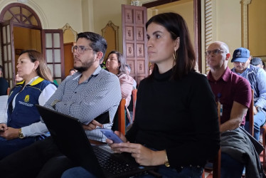 Cristian Mateo Loaiza Alfonso (c), alcalde encargado de Manizales, y Alexa Yadira Morales Correa, directora de la Unidad de Gestión del Riesgo.