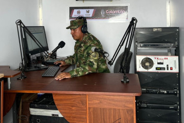 El Ejército Nacional informa a través de sus emisoras sobre la actividad del volcán Nevado del Ruiz. 