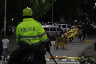 Afuera del estadio hubo enfrentamientos entre la Fuerza Pública y los aficionados, que causaron varios estragos.