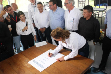 Sobre las 2:35 de la tarde, Porvenir y Aris cerraron el acuerdo, ante la presencia de la ministra de Minas y Energía, Irene Vélez. En la foto, Johana Romero, vicepresidente senior de asuntos corporativos y sostenibilidad de la multinacional minera, firma el compromiso de su empresa.