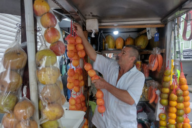 Foto | LA PATRIA  3 de cada 10 personas en Manizales laborar en la informalidad. Rogelio Gallego, quien vende frutas en el centro de la ciudad es uno de ellos.