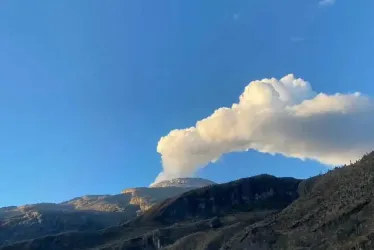 Natalia Ruiz Chica fotografió este lunes la fumarola del Volcán Nevado del Ruiz. La imagen la tomó desde El Sifón, en la vía Manizales-Murillo (Tolima).