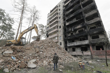 Los colombianos perdieron la vida el 30 de marzo y se recuperaron sus cuerpos el 15 de abril, según la Cancillería. En la foto, la demolición (ayer) de un edificio en Kiev que había sido afectado por la invasión rusa a Ucrania.