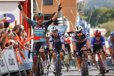 El ciclista colombiano del equipo Bora Sergio Higuita (i) cruza la línea de meta como vencedor de la quinta etapa de la Vuelta ciclista al País Vasco, de 164,5 km que se ha celebrado este viernes con salida y llegada en la localidad vizcaína de Amorebieta.