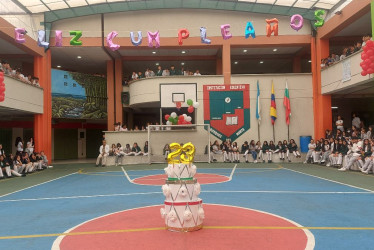 Con bombas, banderas y una torta, docentes y estudiantes decoraron el colegio.