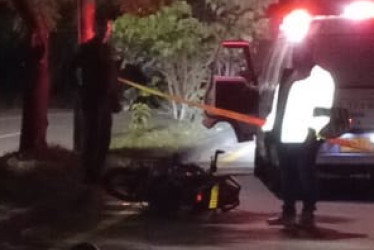 Accidente de tránsito este miércoles en La Dorada (Caldas) en el que falleció un motociclista. 