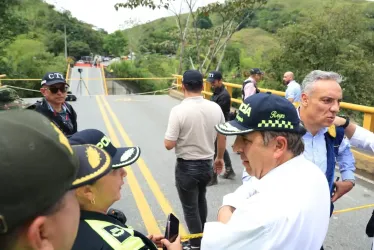 Ministro de Transporte, Guillermo Reyes, en el puente El Alambrado, que atraviesa el río La Vieja.