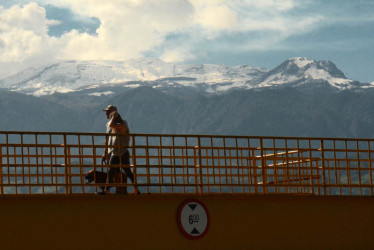 El Servicio Geológico Colombiano informó ayer de tres sismos que tuvieron epicentro en Villamaría, en el área de influencia del volcán con una magnitud de 3.1, 3.0 y 3.9 entre las 11:24 p.m. y las 2:16 a.m., con una profundidad de igual o menor a 4 kilómetros y que no se reportó ninguna novedad o afectación de la ciudadanía ante este evento. La imagen fue tomada a finales de marzo y cuándo está despejado se ve así desde el puente peatonal de la Panamericana a la altura del barrio El Guamal.