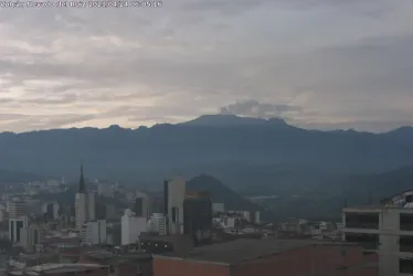 Así se observó a las 6:05 a.m. de este lunes el volcán Nevado del Ruiz desde el Observatorio Vulcanológico y Sismológico de Manizales.