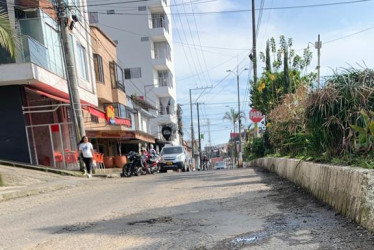  En la avenida El Libertador la comunidad se queja de los huecos que deben esquivar. Solicitan arreglo y reclaman la ausencia de la Alcaldía para hacer mantenimiento antes de Semana Santa