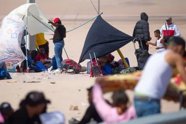 Cientos de migrantes venezolanos, colombianos y haitianos se encuentran varados en la zona fronteriza de Perú y Chile hoy, en la ciudad de Arica (Chile).