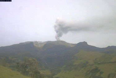 Volcán Nevado del Ruiz el lunes 10 de abril. Vista del SGC desde la cámara del sector del río Lagunilla.