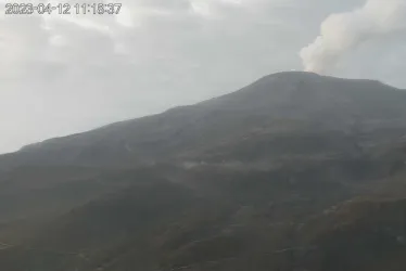 Imagen del Volcán Nevado del Ruiz este miércoles, 12 de abril, captada por la cámara de monitoreo en el cerro Gualí. 