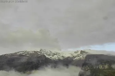 El volcán Nevado del Ruiz visto este lunes, 17 de abril, desde el sector del cerro Piraña y el río Azufrado. 