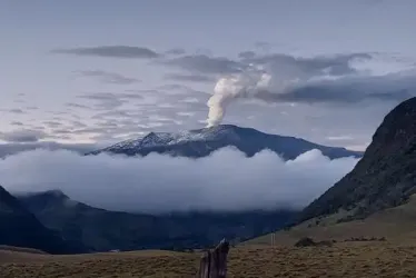 Volcán Nevado del Ruiz el 3 de abril visto desde el Alto de Letras. 