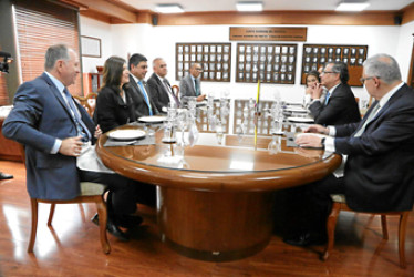 Gustavo Petro almorzó con los presidentes de las altas cortes Fernando Castillo, de la Corte Suprema de Justicia; Jaime Enrique Rodríguez Navas, del Consejo de Estado; Diana Fajardo, de la Corte Constitucional, y Aurelio Enrique Rodríguez, del Consejo Superior de la Judicatura.