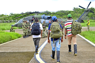 Foto | EFE | LAPATRIA  Fotografía cedida por la Presidencia de Colombia de los soldados e indígenas que apoyan la búsqueda de los cuatro niños perdidos en la selva tras un accidente aéreo, en Guaviare (Colombia). La familia de los niños perdidos pidió que las labores de búsqueda prosigan y no aflojen hasta que no les hayan encontrado.