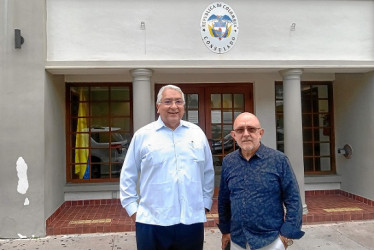 El director de Comunicaciones Hispanas en el Comité Nacional Republicano, Jaime Flórez, y el presidente de la organización Americas Community Center, Fabio Andrade, posan frente al Consulado General de Colombia en Miami (Estados Unidos).