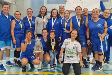 El equipo de baloncesto femenino de la Universidad de Caldas posa con las medallas de oro ganadas en el Zonal de los Juegos Nacionales Universitarios para docentes y administrativos.