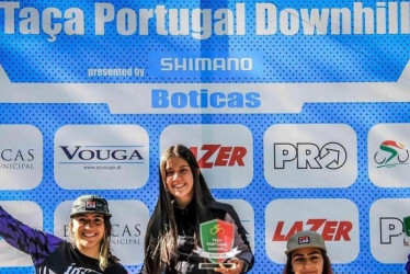 Valentina Roa (centro), en el podio de la Copa Boticas en Portugal. Se prepara para las válidas de la Copa Mundo.