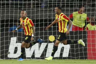 Arley Rodríguez (i) celebra con su hermano Ángelo el gol con el que el Deportivo Pereira le ganó a Boca Juniors en un partido de la cuarta fecha de la fase de grupos de la Copa Libertadores en el estadio Hernán Ramírez Villegas de Pereira.