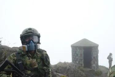 Jefferson Steven Díaz, de Riosucio, lleva dos meses en el Gualí y cuenta con toda la indumentaria para protegerse del frío y del volcán.