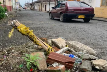 Algunos rotos en la vía están llenos de escombros y guaduas que nadie recoge.