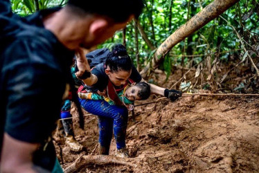 Con un reportaje gráfico sobre el camino migratorio por la selva del Darién, en la frontera colombopanameña, Ríos Escobar ganó este reconocimiento.