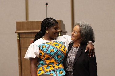 La vicepresidenta de Colombia, Francia Márquez (izquierda), se abraza con la presidenta de Etiopía, Sahle-Work Zewde.