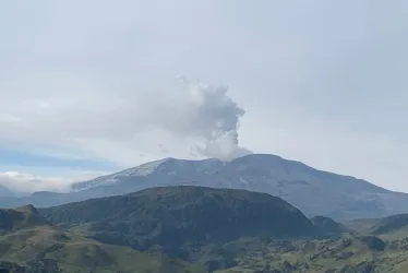 Postal del volcán Nevado del Ruiz, visto desde el Alto de Letras, a las 7:00 de la mañana de este viernes.