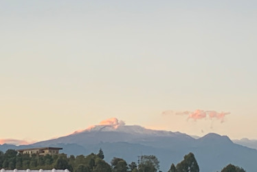 Así se veía el volcán Nevado del Ruiz en la madrugada de este lunes desde Neira (Caldas).