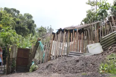 Todos los invasores cierran con candado sus construcciones. Hay cinco viviendas y dos pesebreras. Dicen que no es ilegal y que son poseedores. Los residentes del barrio exigen autoridad.