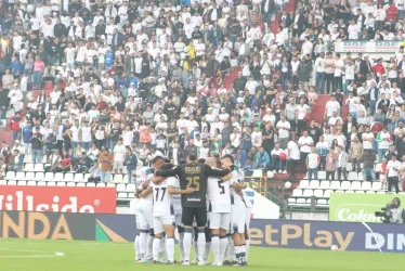 Hinchas del Once Caldas que no pueden asistir al estadio Palogrande por la sanción que impuso la Dimayor, viajaron anoche a Medellín para ver el partido en estadio Atanasio Girardot. 