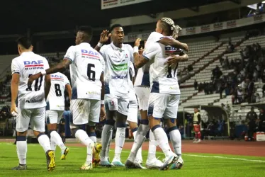 Los jugadores del Once Caldas celebran la primera anotación de Dayro Moreno. 