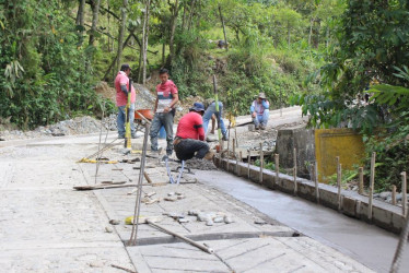 La vía que comunica al corregimiento de Samaria en Filadelfia (Caldas) con la vereda Puerto Samaria tiene 5,2 kilómetros. La comunidad, desde hace cuatro meses, exige a la Gobernación el comienzo de la obra. Esta semana empezaron, llevan 40 metros y faltan 5 mil 160.