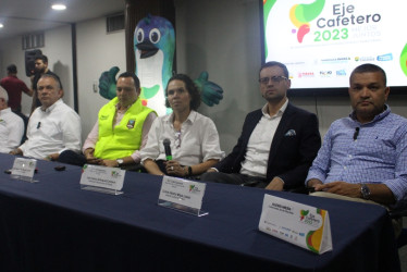 De izquierda a derecha, en la mesa principal del Comité de Juegos, Baltazar Medina, director de los JJ.NN.; José Manuel Ríos, alcalde de Armenia; Carlos Mario Marín, alcalde de Manizales; Astrid Bibiana Rodríguez, ministra del Deporte; Luis Carlos Velásquez, gobernador de Caldas, y Carlos Maya, alcalde de Pereira.