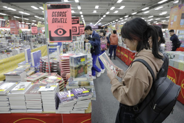 Visitantes en un pabellón de la XXXV Feria Internacional del Libro de Bogotá (FILBo).