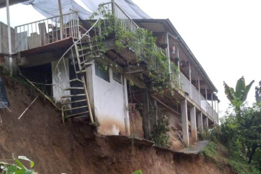 Foto | Cortesía | LA PATRIA  La comunidad de San Peregrino exigió la presencia de las autoridades. La URG asitió y explicó que la Secretaría de Obras de Manizales atenderá la emergencia. Los vecinos temen que la estructura colapse. 