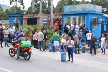 Usuarios comprando gas propano en Colgas, en La Enea, Manizales. 