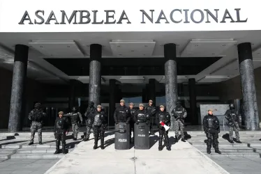 Policías vigilan los exteriores de la sede de la Asamblea Nacional, hoy, en Quito (Ecuador).