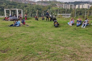 En la cancha Granjas recriminan la indolencia de las administraciones que contrasta con el gusto de los niños por su deporte, pues lo practican sobreponiéndose a la falta de mantenimiento, a las basuras, los excrementos y la maleza que la rodea.  Fotos Cortesía/Q'HUBO